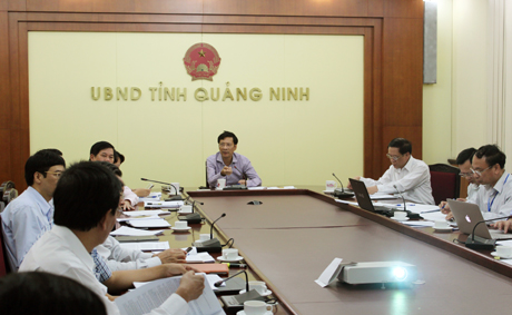Đồng chí Nguyễn Văn Đọc, Chủ tịch UBND tỉnh cùng các sở, ngành thảo luận về dự toán ngân sách năm 2014