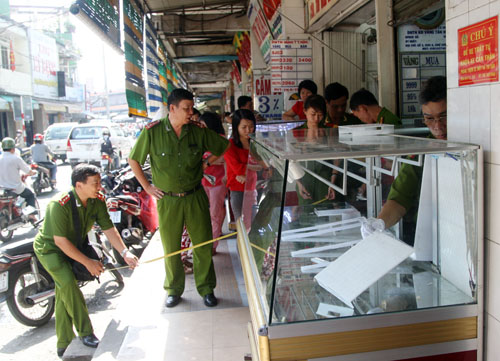 Tủ trưng bày vàng bị dọn sạch. Ảnh: An Nhơn