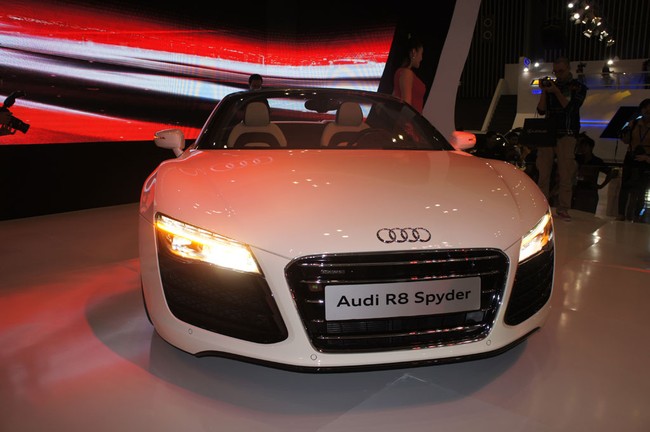 Như thường lệ, chiếc Audi R8 Spyder vẫn thu hút được sự quan tâm nhiều nhất của đông đảo báo giới.