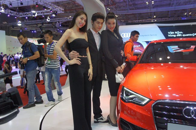 Ca sĩ trẻ Noo Phước Thịnh sẽ là đại sứ mới của Audi A3. Anh cũng chính thức ký hợp đồng mua chiếc A3 ngay tại VMS lần này. Trong hình là ca sĩ Noo Phước Thịnh chụp cùng Ca sĩ Thủy Tiên và người mẫu Trang Nhung.