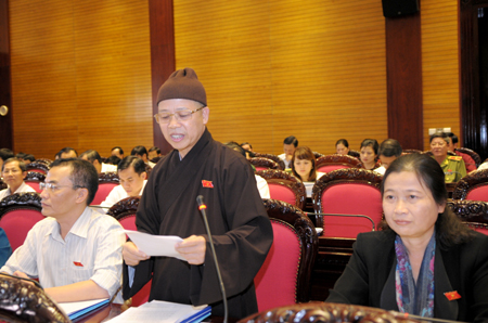 ĐBQH Thích Thanh Quyết tham gia phát biểu tại hội trường.