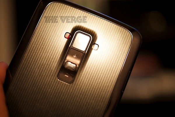 Mặt sau với camera 13MP đồng thời là các phím bấm vật lý được bố trí giống với LG G2.