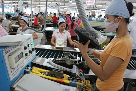 Nhiều người lao động vẫn chưa được tham gia BHXH với mức lương thực nhận. (Ảnh chỉ có tính chất minh họa)