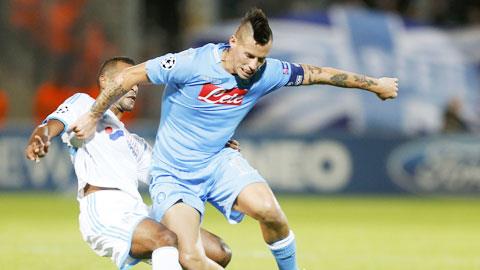 Chiến thắng trước Marseille giúp Napoli (phải) tiến một bước dài vượt qua bảng F “tử thần”