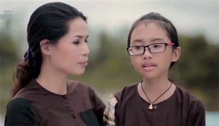 Mỹ Chi trong MV Nỗi buồn mẹ tôi