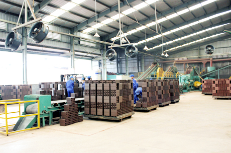 Với việc hạ lãi suất vốn vay, sẽ giúp các doanh nghiệp của địa phương tập trung vốn cho hoạt động sản xuất nhiều hơn nữa. Trong ảnh: Sản xuất tại Công ty CP Gốm Đất Việt, Đông Triều.