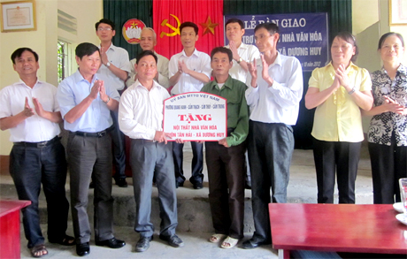 Đại diện Uỷ ban MTTQ TP Cẩm Phả trao tặng trang thiết bị cho Nhà văn hoá thôn Tân Hải, xã Dương Huy (TP Cẩm Phả).