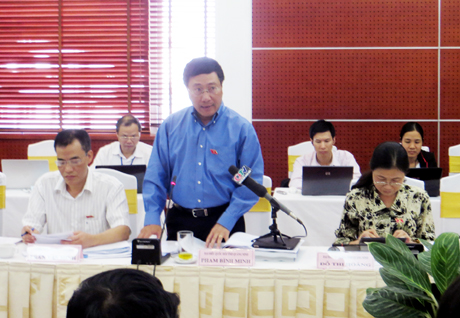 Đại biểu Phạm Bình Minh, Ủy viên T.Ư Đảng, Bộ trưởng Bộ Ngoại giao, ĐBQH tỉnh Quảng Ninh tham gia thảo luận tại tổ.