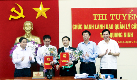 Các đồng chí lãnh đạo Tỉnh ủy, HĐND, UBND tỉnh tặng hoa chúc mừng hai ứng viên trúng tuyển.