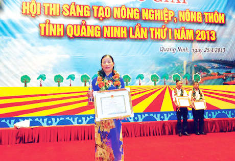 Chị Vũ Thị Thơ nhận giải ba tại Hội thi “Sáng tạo kỹ thuật nông nghiệp, nông thôn Quảng Ninh lần thứ nhất”.