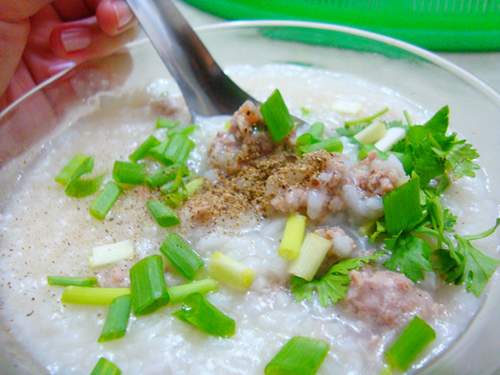 Người bị viêm loét dạ dày - tá tràng nên ăn những thức ăn mềm như cháo thịt băm.