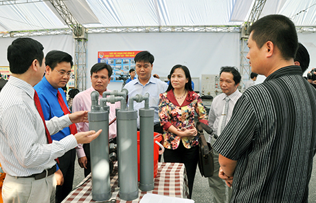 Các đại biểu tham quan các sản phẩm, mô hình tại Festival tuổi trẻ sáng tạo lần thứ II năm 2012.