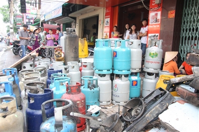 Hàng trăm bình gas được đưa ra ngoài.