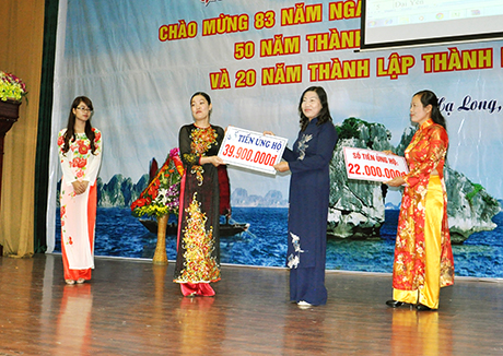Hội LHPN TP Hạ Long tiếp nhận tiền ủng hộ của các đơn vị cho Dự án đưa điện lưới ra huyện đảo Cô Tô và ủng hộ đồng bào miền Trung bị ảnh hưởng thiên tai.