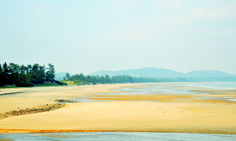 Bãi biển Đầu Đông, xã Vĩnh Thực (TP Móng Cái).