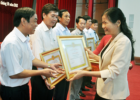 Đồng chí Đỗ Thị Hoàng, Phó Bí thư Thường trực Tỉnh uỷ trao Bằng khen của Tỉnh uỷ cho các TCCS đảng TSVM tiêu biểu 3 năm (2010 - 2012).