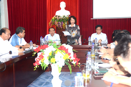 Phó Chủ tịch UBND tỉnh Vũ Thị Thu Thủy chỉ đạo khắc phục hậu quả cháy chợ Hải Hà.