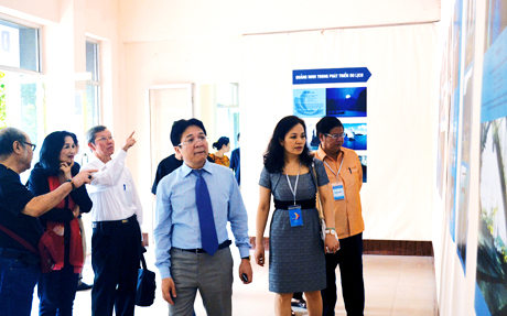 Các đại biểu dự triển lãm “Điện ảnh với Quảng Ninh”.