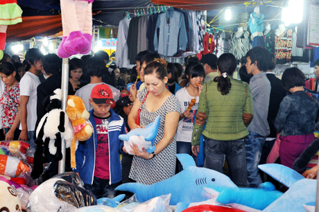 Hội chợ Ẩm thực, du lịch và sản vật văn hóa dân tộc Quảng Ninh diễn ra trong suốt tuần qua đã thu hút đông đảo người dân địa phương và du khách tham quan.