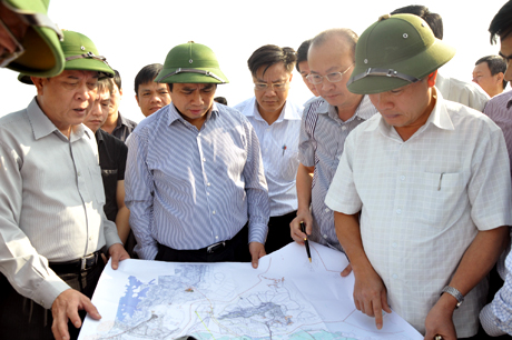 Đồng chí Bí thư Tỉnh ủy và các đồng chí trong đoàn xem bản đồ điều chỉnh quy hoạch dự án