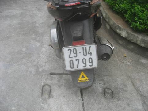 BKS và màu sơn bên ngoài không phải nguyên bản của xe
