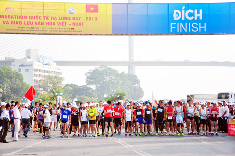 Các VĐV chuẩn bị xuất phát cự ly 42km.