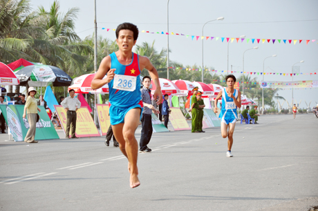 Trên đường chạy các VĐV so kè nhay từng mét đường.