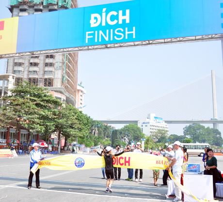 Nữ vận động viên đầu tiên cán đích ở cự ly 42km.