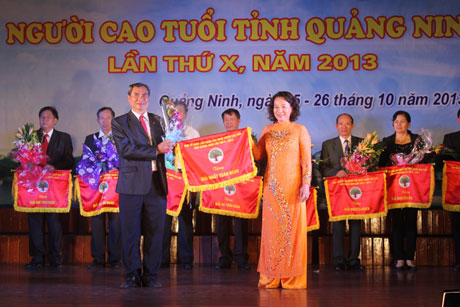: Đồng chí Vũ Thị Thu Thủy, Phó Chủ tịch UBND tỉnh, trao cờ và tặng hoa cho đoàn Nghệ thuật quần chúng NCT TP Hạ Long