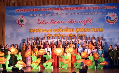 Tiết mục hợp ca của đoàn người cao tuổi TP Hạ Long.