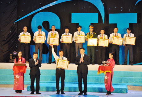 Đồng chí Nguyễn Đức Long, Phó Bí thư Tỉnh ủy, Chủ tịch HĐND tỉnh và đồng chí Nguyễn Mạnh Dũng, Bí thư BCH Trung ương Đoàn TNCS Hồ Chí Minh trao chứng nhận cho các công trình, đề tài, mô hình, sản phẩm sáng tạo của tuổi trẻ toàn quốc.