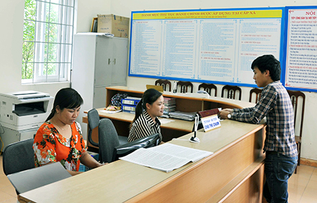 Người dân đến làm thủ tục tại bộ phận “một cửa” tại UBND xã Sơn Dương (Hoành Bồ).