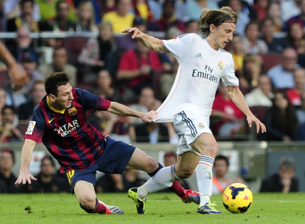 Messi (trái) bị nôn khan ở trận "Kinh điển" vừa qua