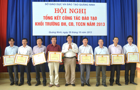 Đại diện lãnh đạo Sở GD&ĐT trao giấy khen cho các tập thể có nhiều thành tích xuất sắc trong năm học 2012-2013
