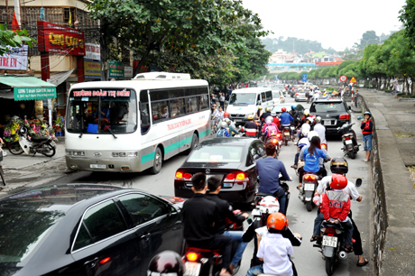 Đường qua cổng chợ Cột 3 thường xuyên xảy ra ùn tắc giao thông.