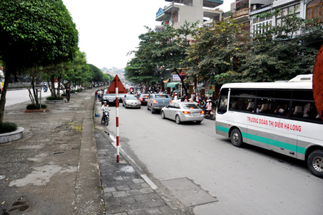 Tại khu vực này, vào giờ tan tầm rất nhiều ô tô đỗ sai quy định.