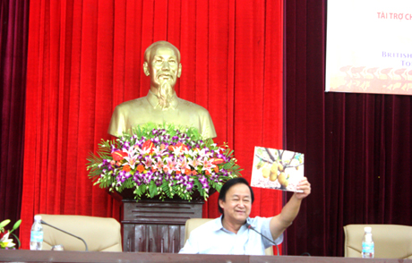 Chuyên gia Nguyễn Lân Hùng trực tiếp giới thiệu với bà con nông dân về một số giống cây trồng cho hiệu quả kinh tế cao