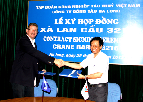 Đại diện Tập đoàn Damen và công ty đóng tàu Hạ Long ký hợp đồng đóng mới xà lan 3216 tại Cty đóng tàu Hạ Long
