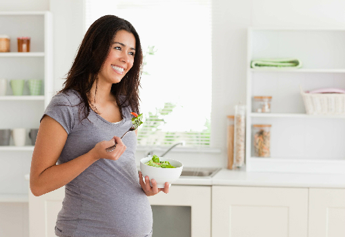 Rau xanh chứa nhiều dưỡng chất tốt cho cả mẹ và con. Ảnh: thegoodcalorie.com
