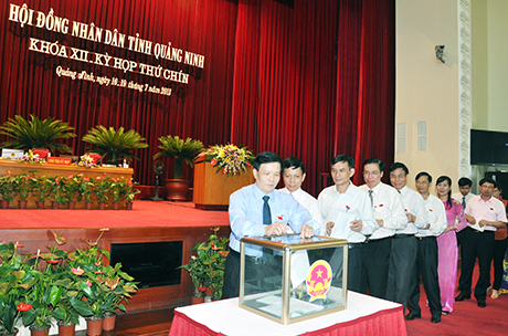 Tại kỳ họp thứ 9, HĐND tỉnh khoá XII, các đại biểu bỏ phiếu tín nhiệm đối với các chức danh do HĐND tỉnh bầu.