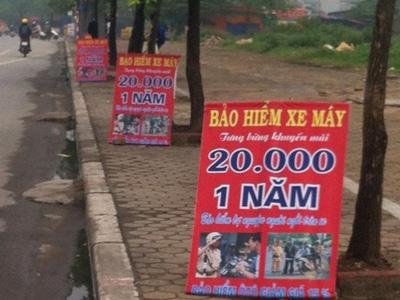 Những điểm bán bảo hiểm xe máy di động trên đường Lê Đức Thọ (Từ Liêm, HN).