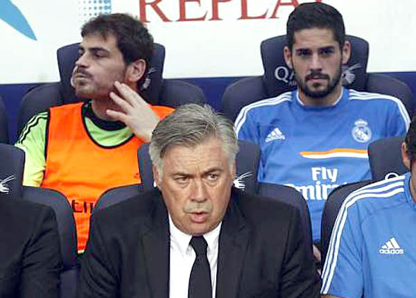 Isco (phải) đang trải qua giai đoạn đầy khó khăn.
