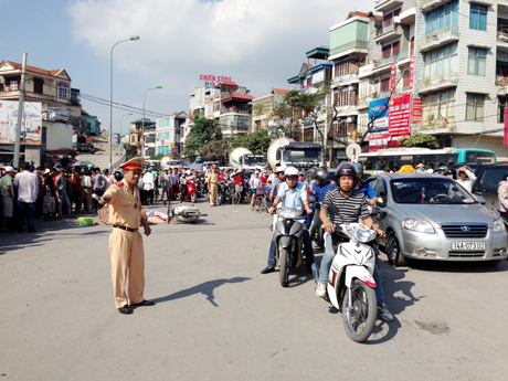 Lực lượng CSGT có mặt tại hiện trường điều tiết giao thông không để xảy ra ùn tắc.