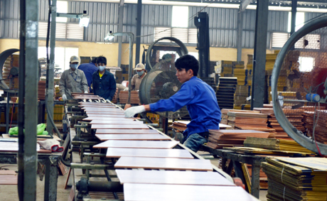 Sản xuất gạch ceramic tại Công ty CP Gốm màu Hoàng Hà.