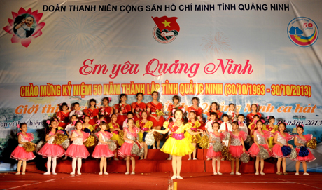 Nhiều tiết mục văn nghệ đặc sắc ca ngợi quê hương Quảng Ninh được các em học sinh của Cung văn hóa thiếu nhi tỉnh biểu diễn.