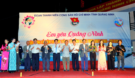 Các vị đại biểu cùng chung vui với các em thiếu nhi tại Đêm nhạc Em yêu Quảng Ninh.