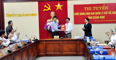 Đồng chí Nguyễn Văn Đọc, Phó Bí thư Tỉnh uỷ, Chủ tịch UBND tỉnh trao quyết định bổ nhiệm chức danh Phó Giám đốc Sở Tư Pháp cho đồng chí Lê Thành Cung sau khi tham gia thi tuyển chức danh này được tỉnh tổ chức vào ngày 24-10 vừa qua. Ảnh: Quang Minh