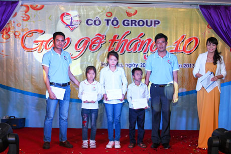 Đại diện Cô Tô Group trao học bổng cho học sinh nghèo của huyện Cô Tô.