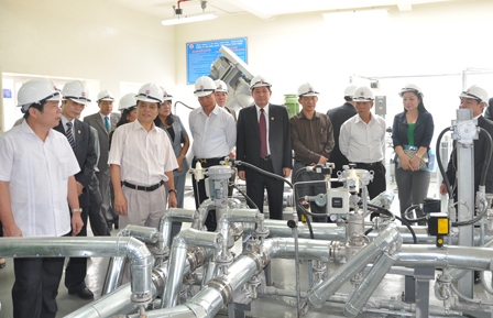 Các đại biểu tham quan dây chuyền sản xuất. (Ảnh Vinacomin.vn)