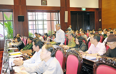 Đại biểu Trần Xuân Hòa, Ủy viên Ủy ban kinh tế của Quốc hội, Chủ tịch Hội đồng thành viên, Tập Đoàn công nghiệp Than-Khoáng sản Việt Nam phát biểu.